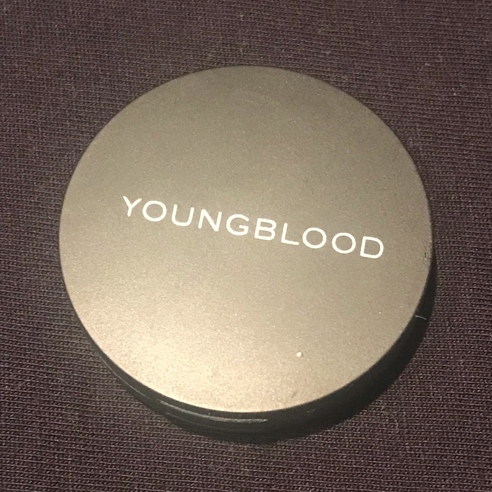 YOUNGBLOOD pressed eyeshadow in WILLOW